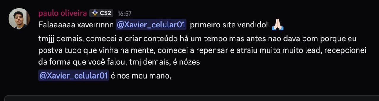 Print de mensagem no Discord de aluno comemorando o primeiro site vendido